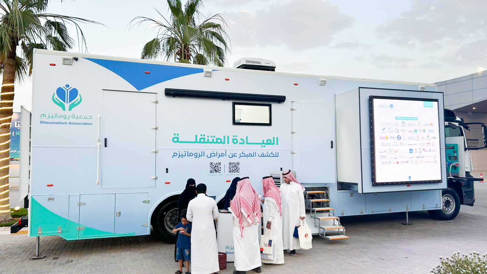 العيادة المتنقلة لجمعية روماتيزم أثناء تقديم خدماتها الميدانية