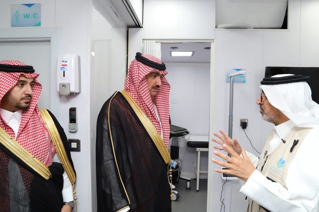 Baljurashi Governor Naif Al-Hazani visiting the Mobile Clinic during its second Al-Baha visit
