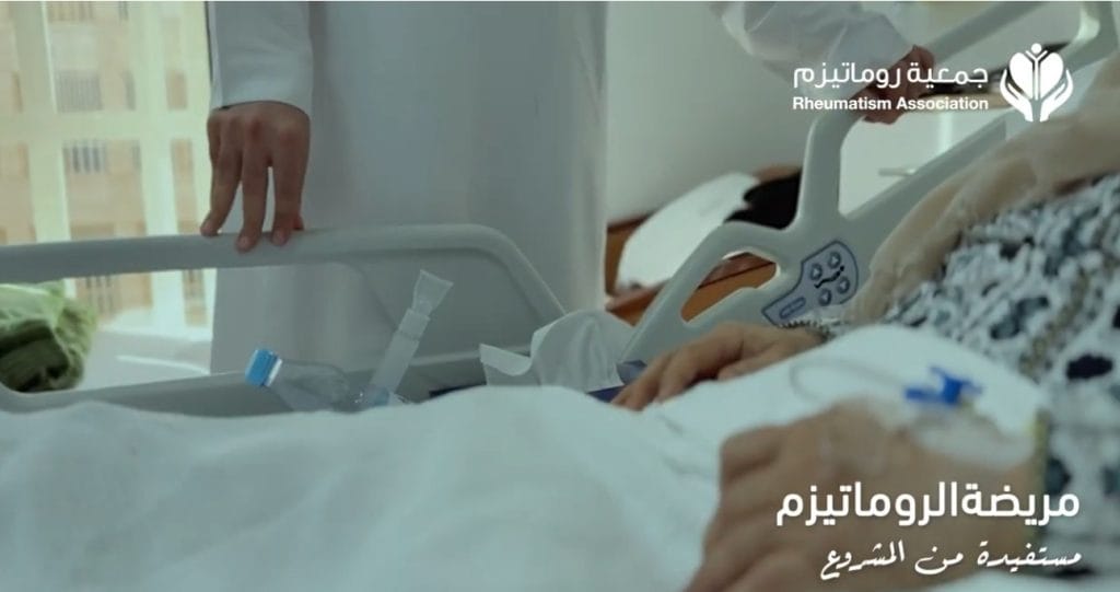 مستفيد من مبادرة «قادر» خلال تلقي الرعاية الطبية بدعم منصة شفاء